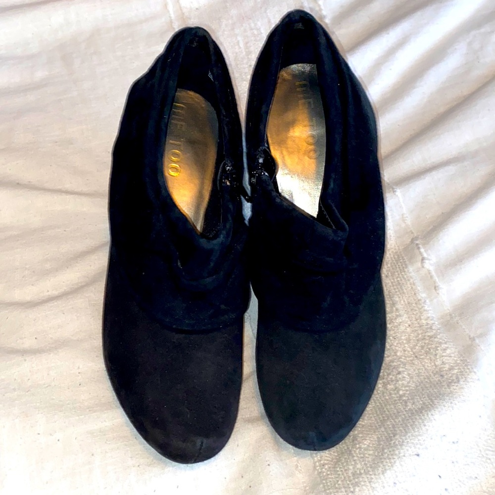 GUC Me Too black suede LASO ruffle booties 8.5M. Classy and versatile 🖤